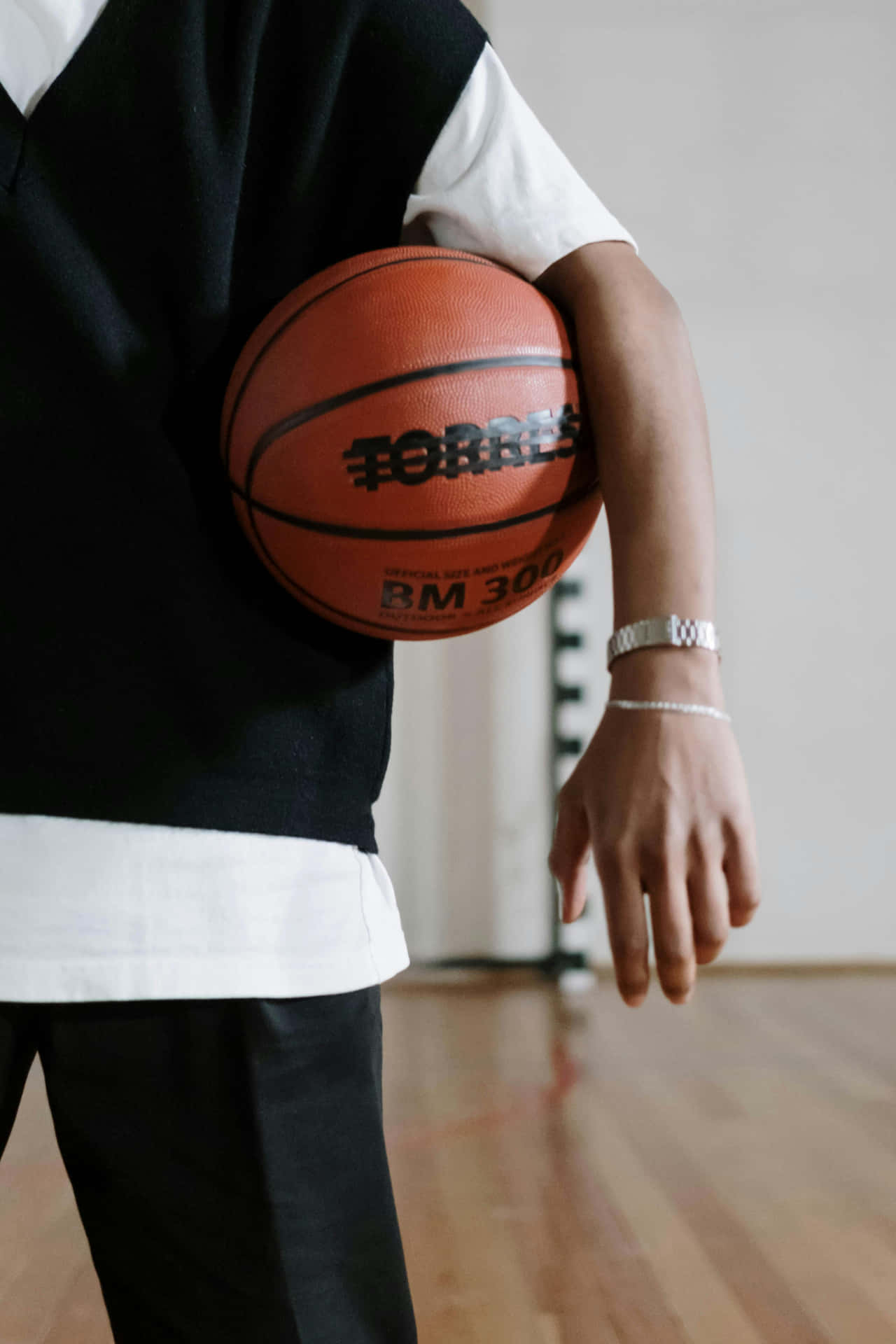 Basketball Casual Attire Hold Wallpaper