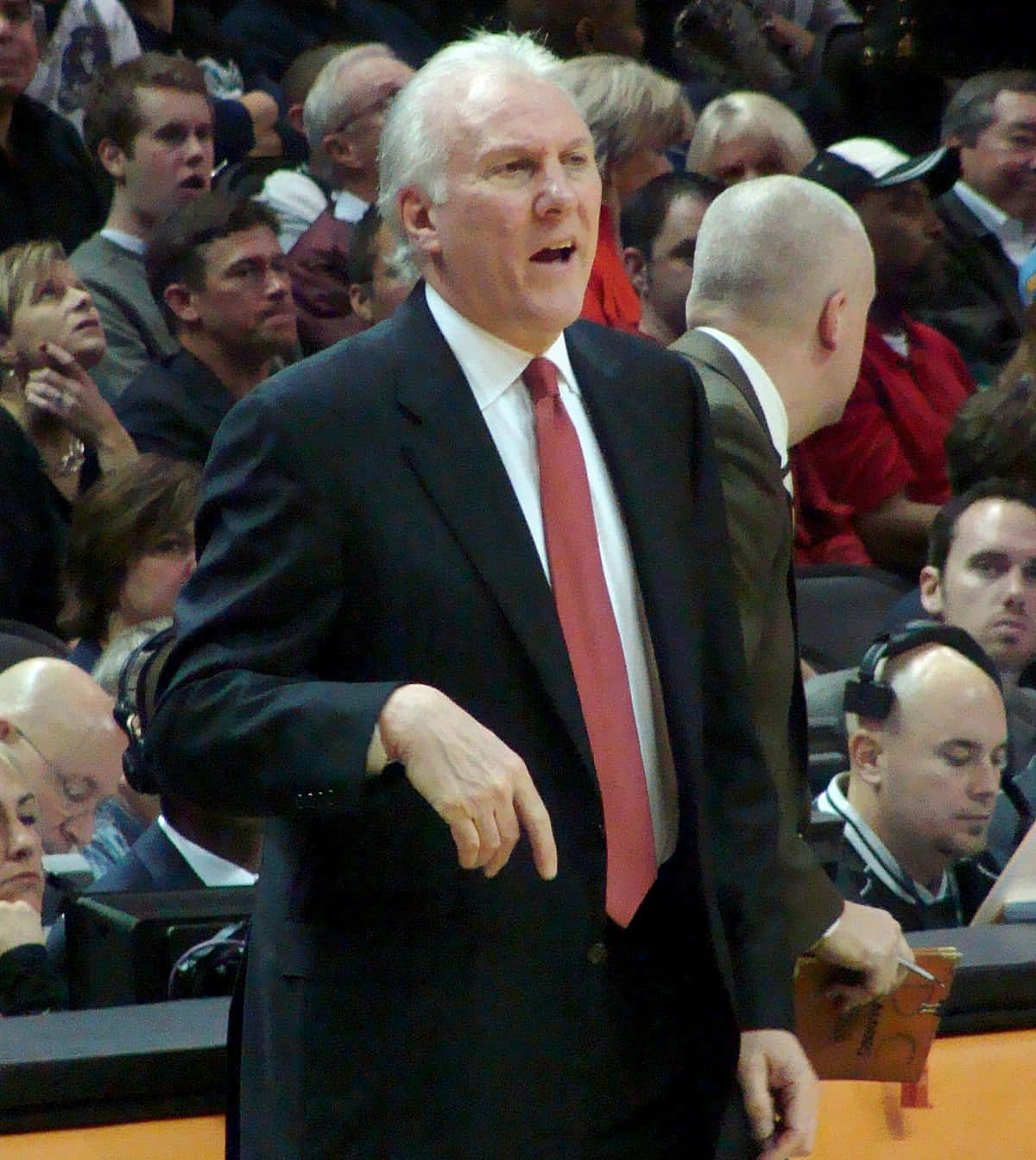 Basketbal Coach Aan De Zijlijn Actie.jpg Achtergrond