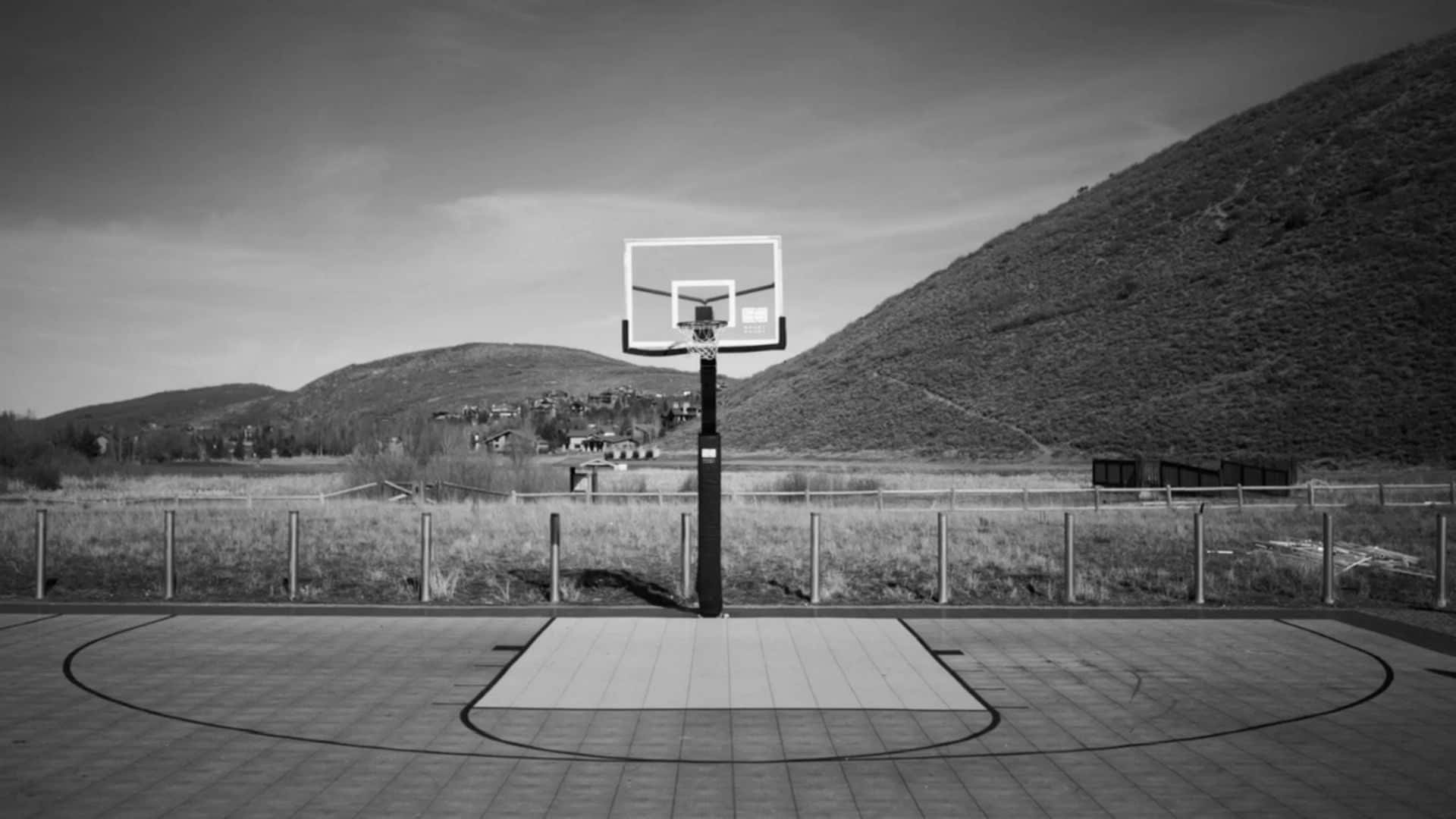 Unavista Di Un Campo Da Basket Appena Dipinto, Che Invita Giocatori Da Tutto Il Mondo.