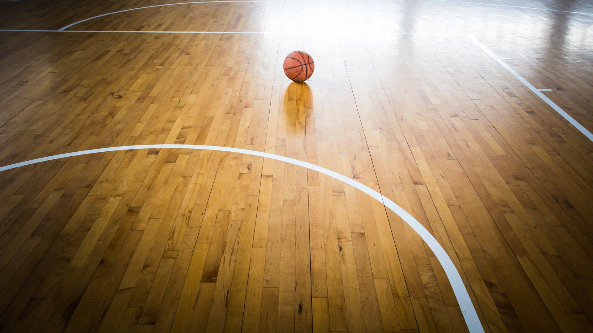 Unavista Mozzafiato Del Gioco - Un Primo Piano Di Un Pallone Da Basket Su Un Campo Di Cemento. Sfondo