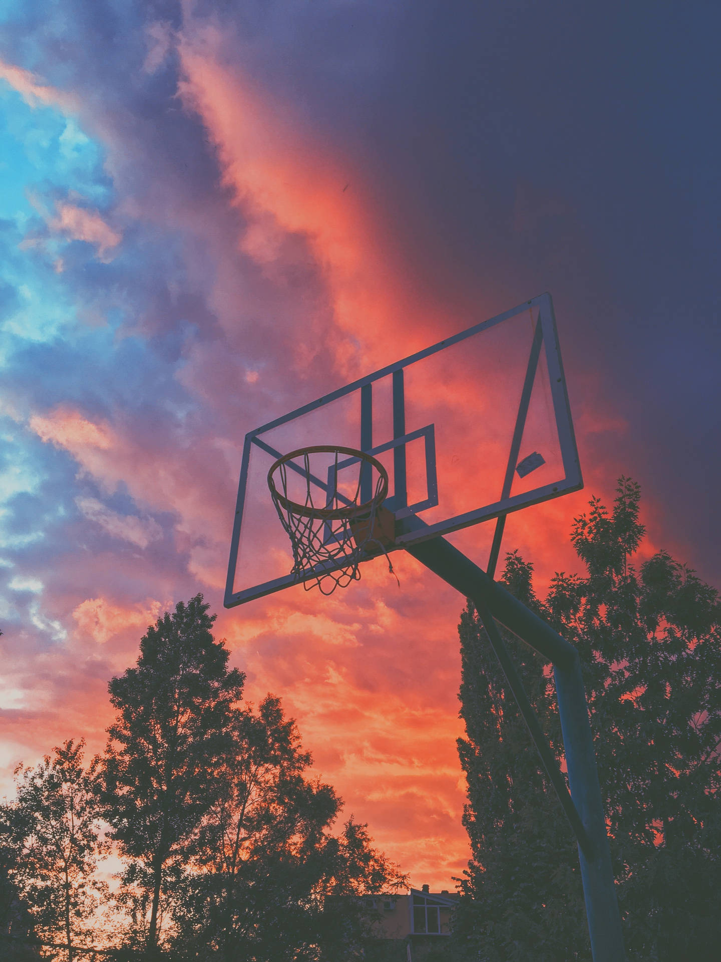 Campoda Basket Al Tramonto Con Nuvole Sfondo