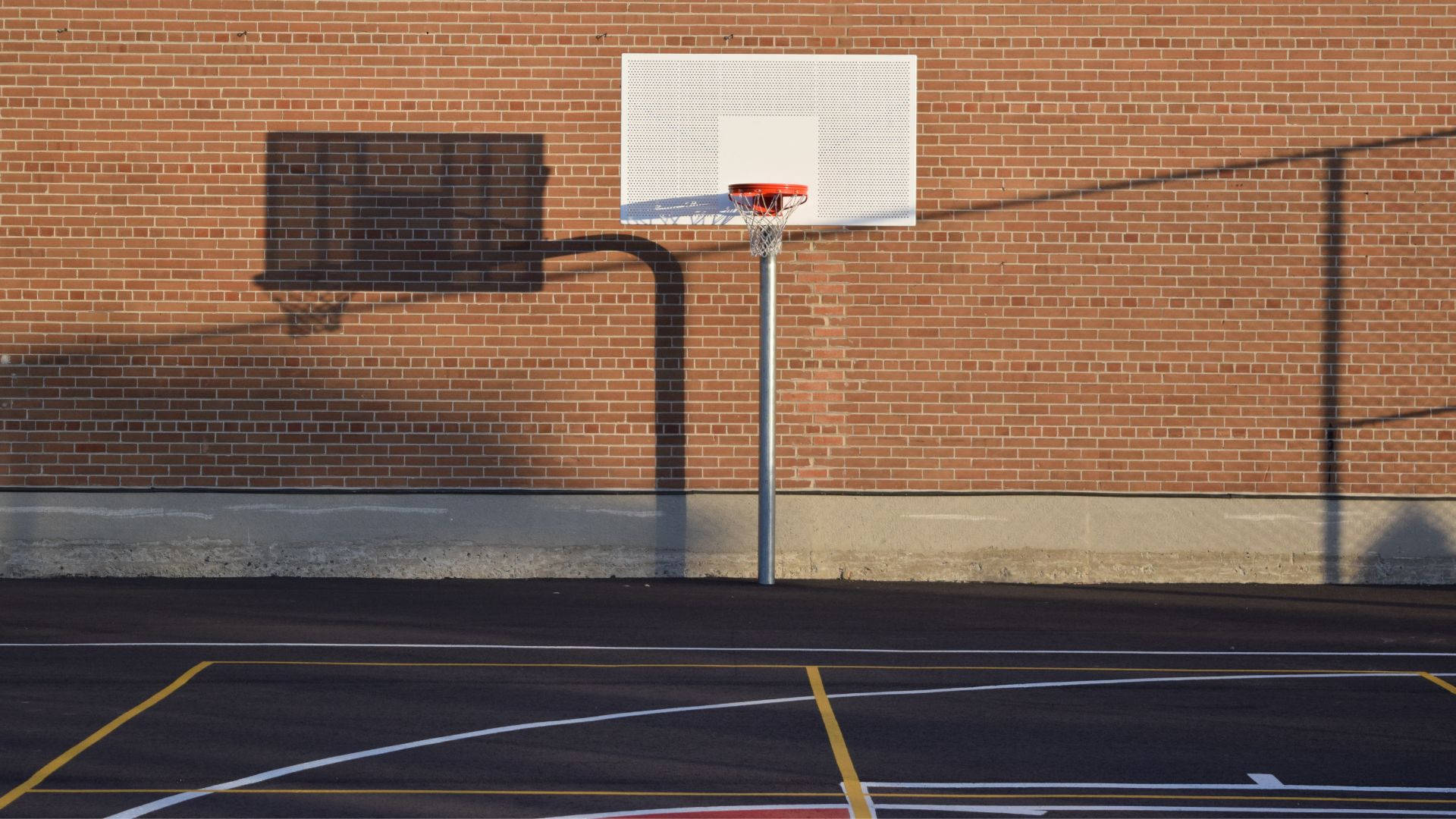 Basketballplatzmit Weißem Korb Wallpaper