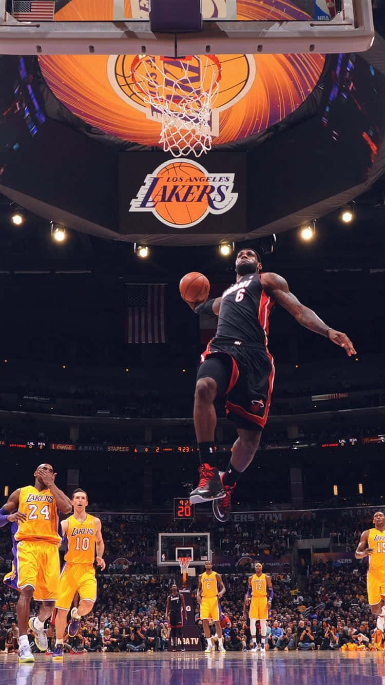 Action De Dunk De Basketball Sur Le Terrain Des Lakers.jpg Fond d'écran