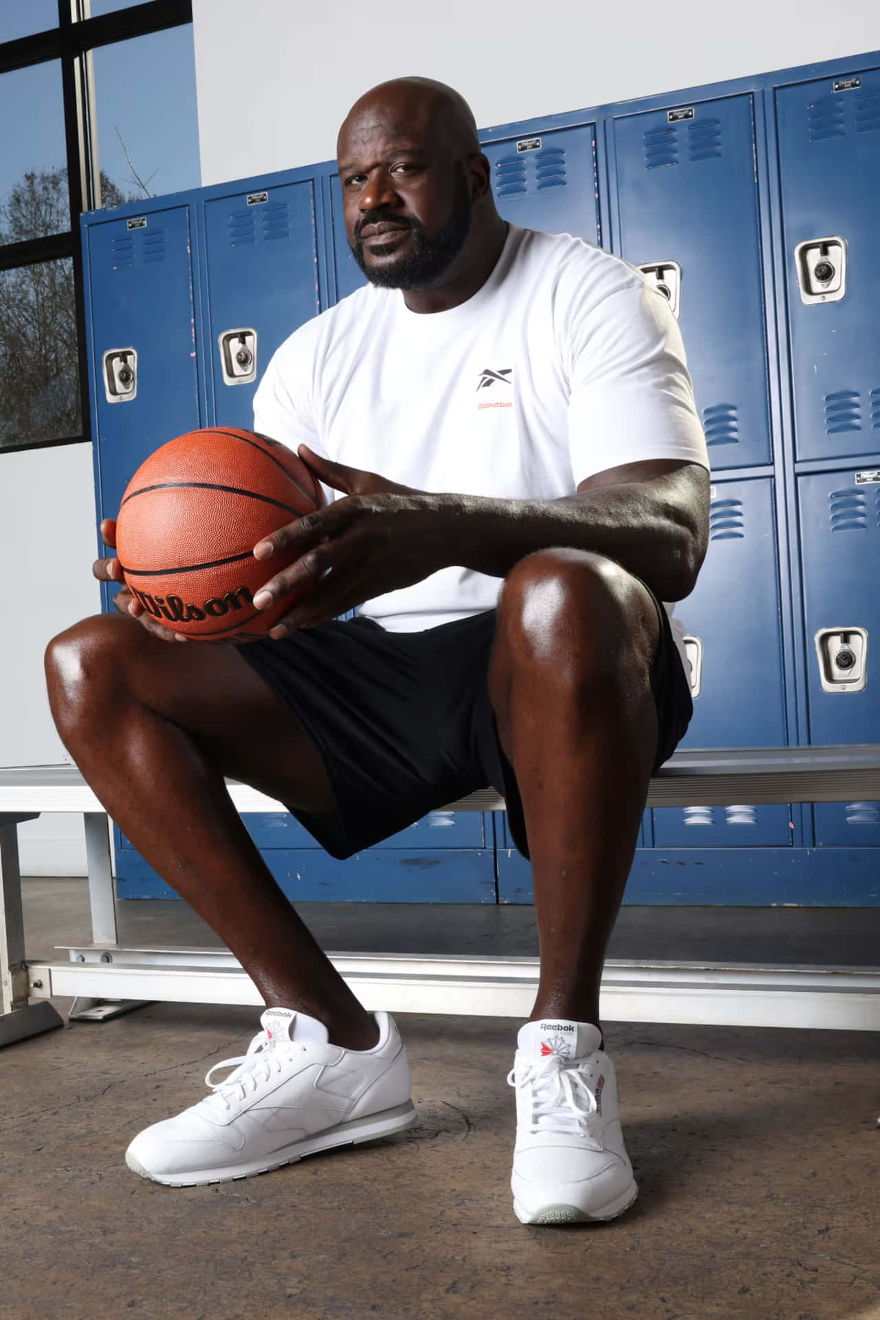 Pose De Légende Du Basketball Dans Le Vestiaire Fond d'écran