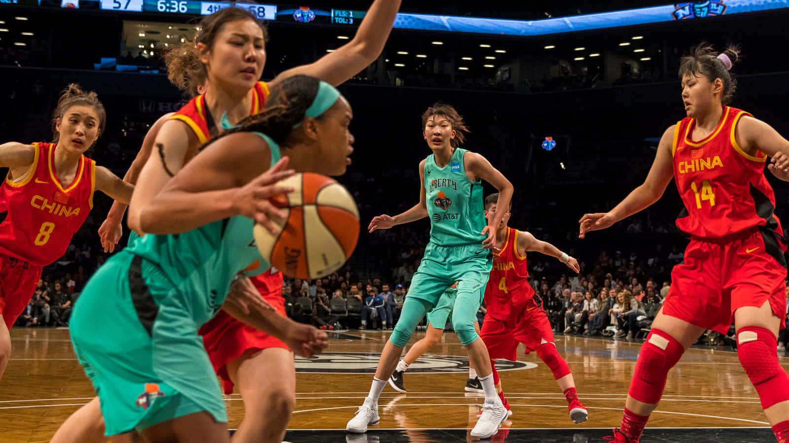 En gruppe kvindelige basketballspillere spiller et spil