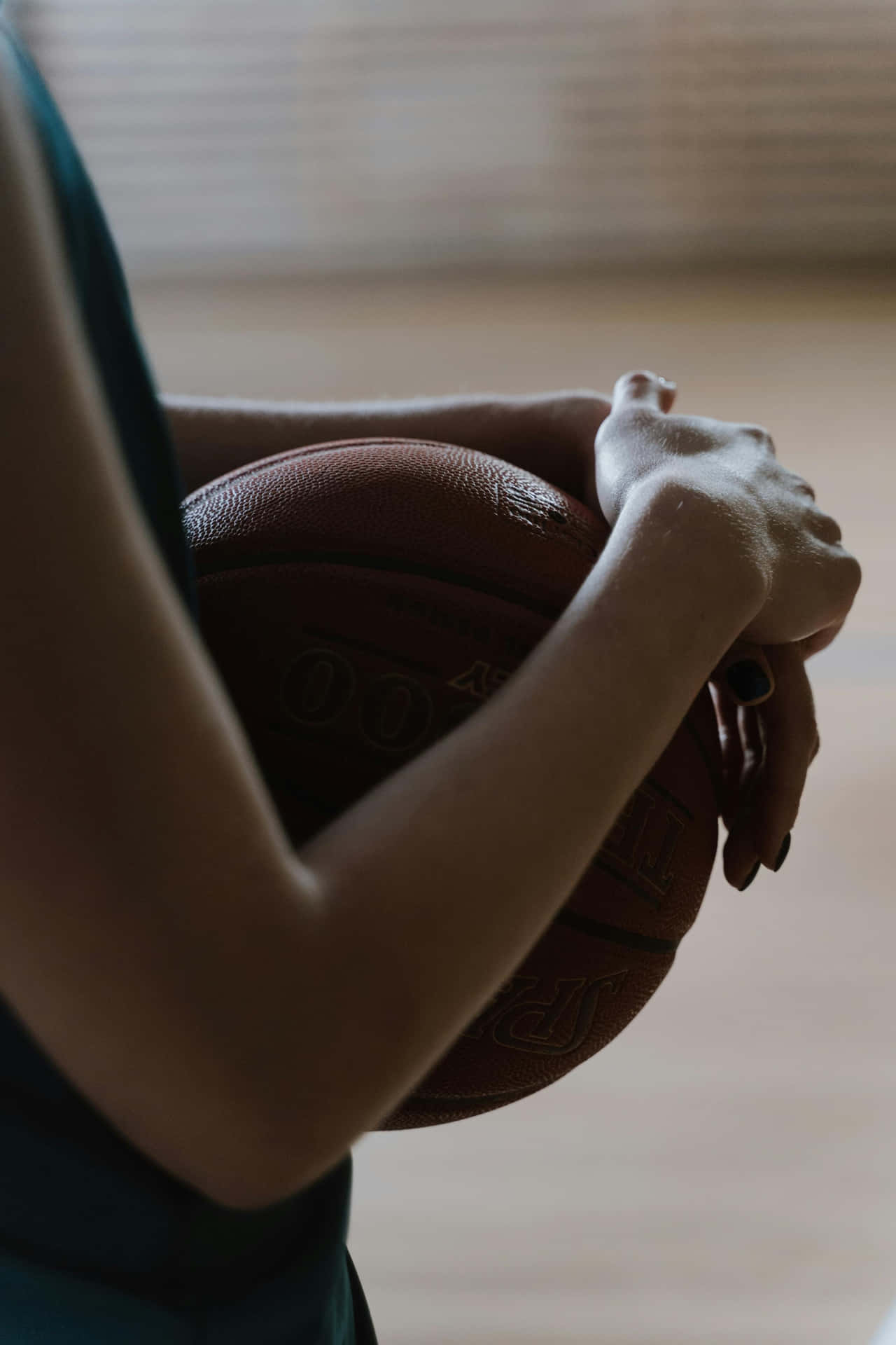 Basketbal Speler Houdt Bal Close-up.jpg Achtergrond