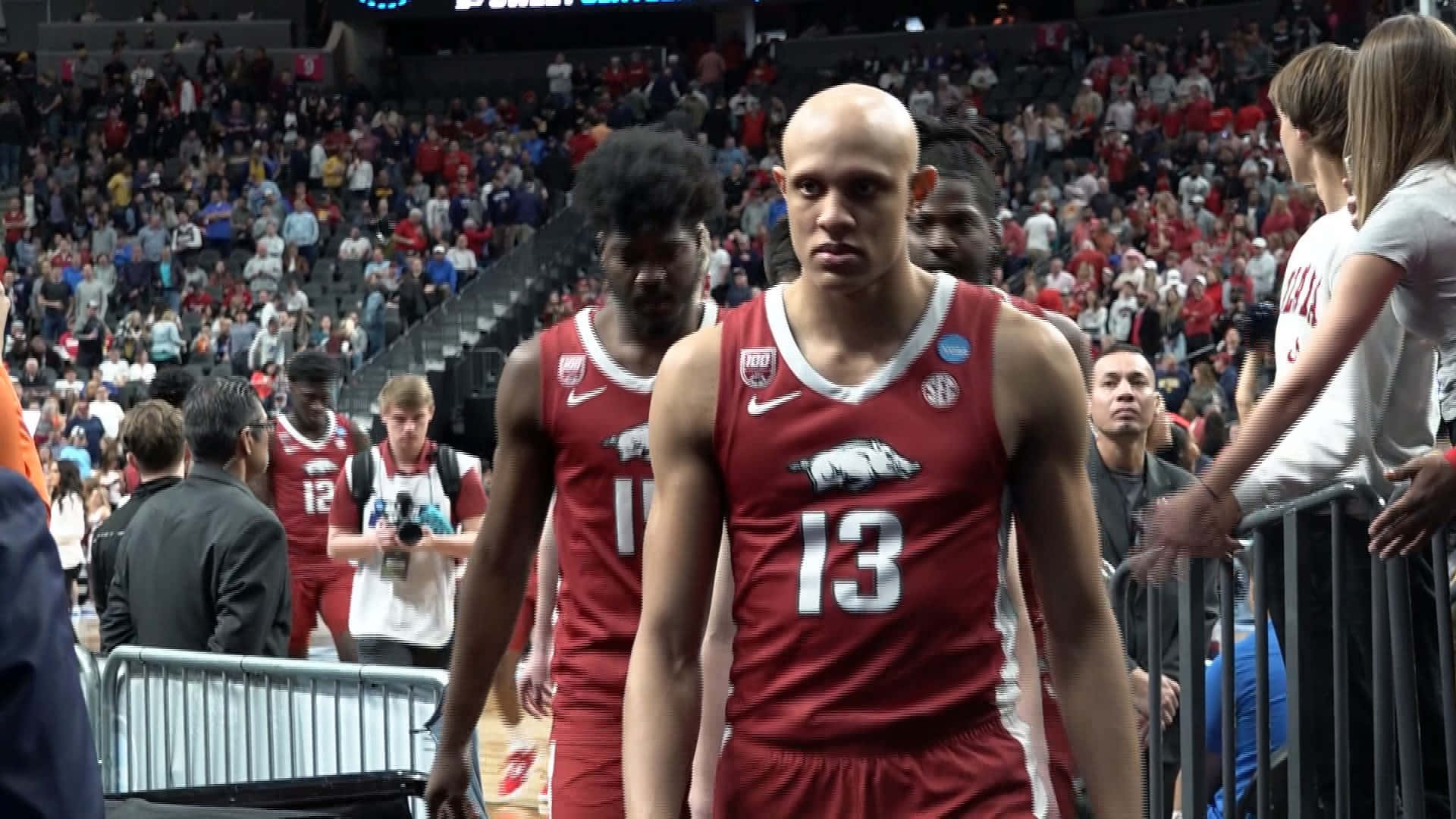 Joueur De Basketball Sortant Du Terrain Fond d'écran