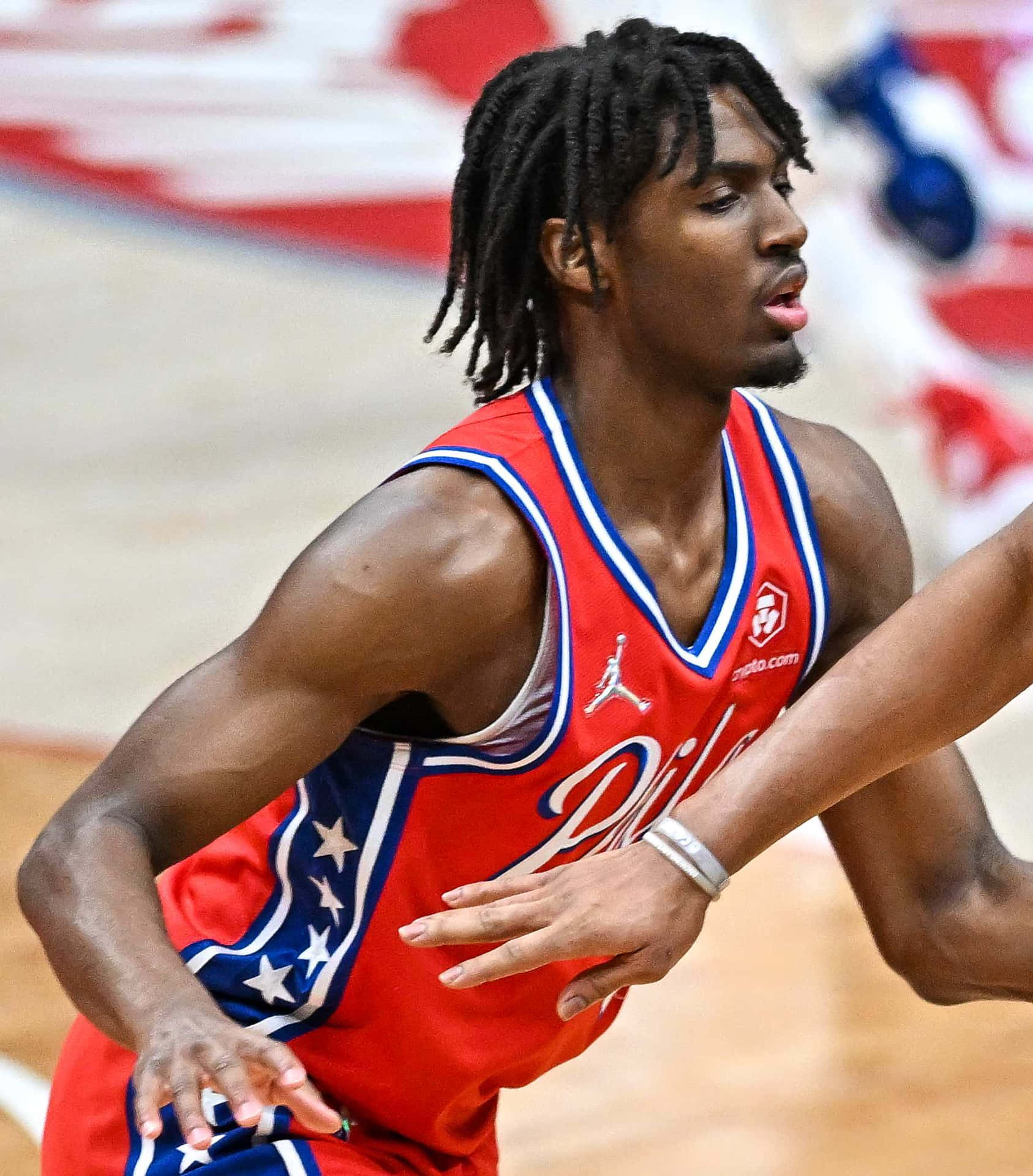 Basketbalspeler In Actie Rode Uniform Achtergrond