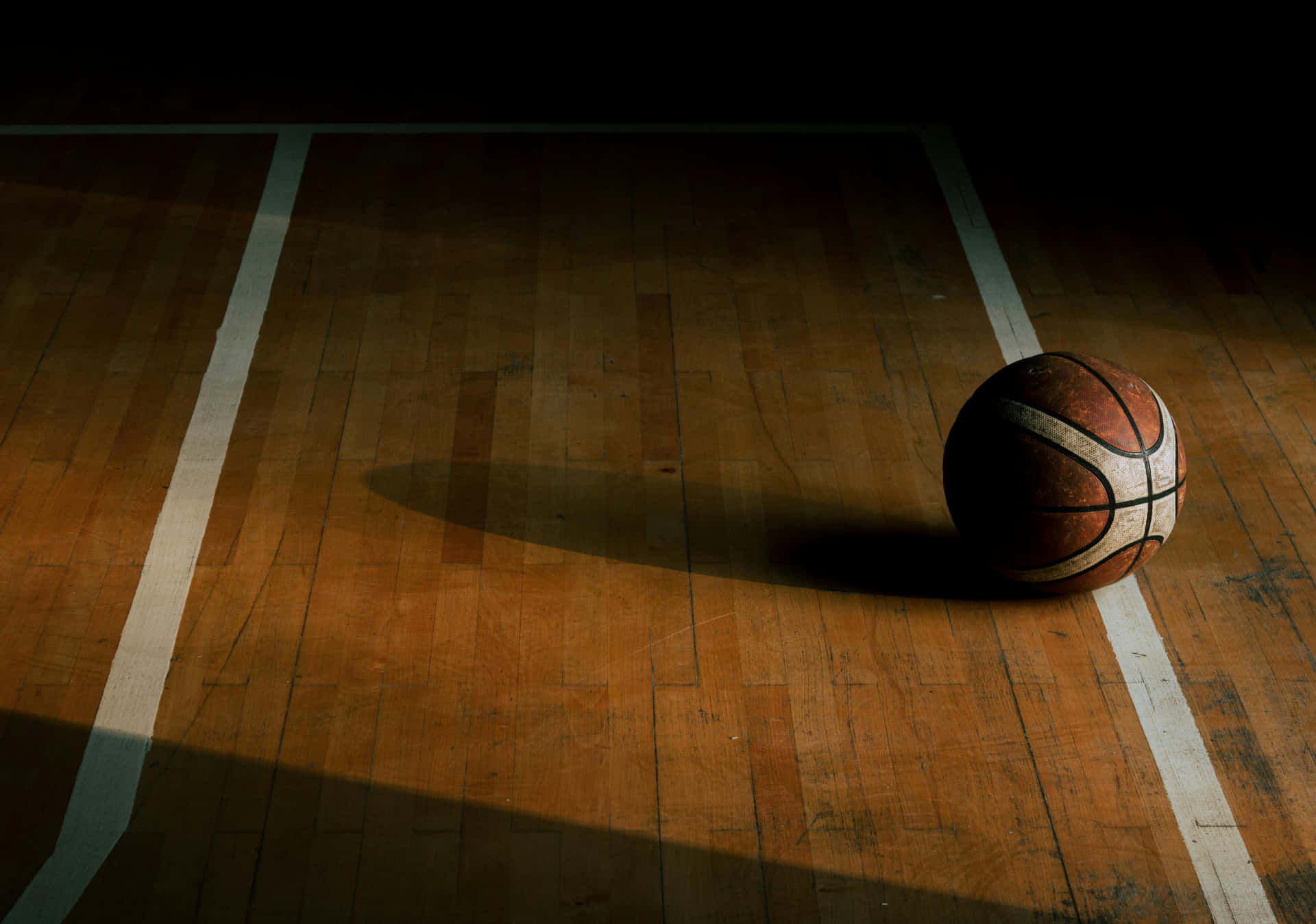 Basketballon Courtin Dramatic Lighting Wallpaper