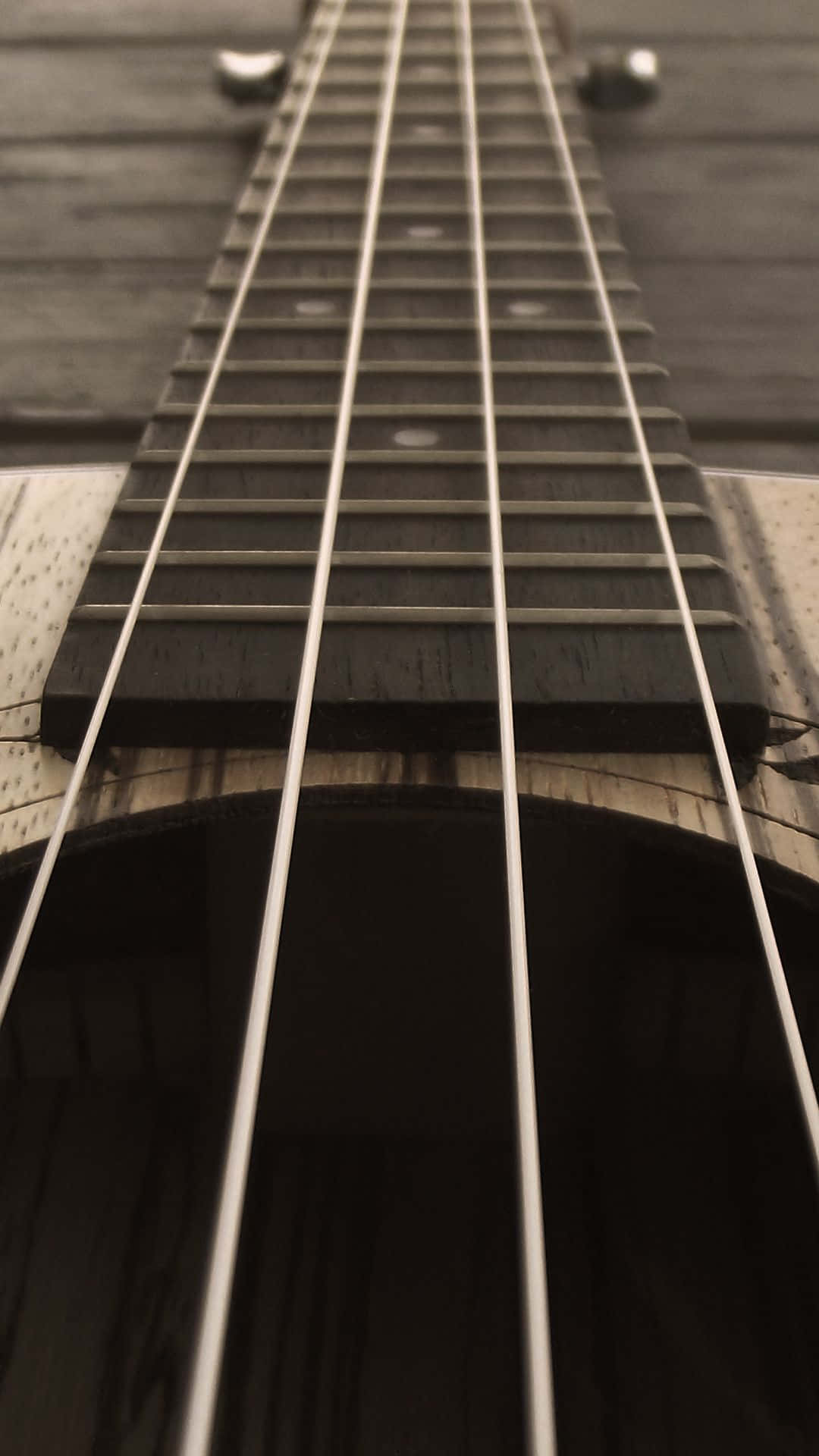Et tæt på et af strenge på en akustisk guitar Wallpaper