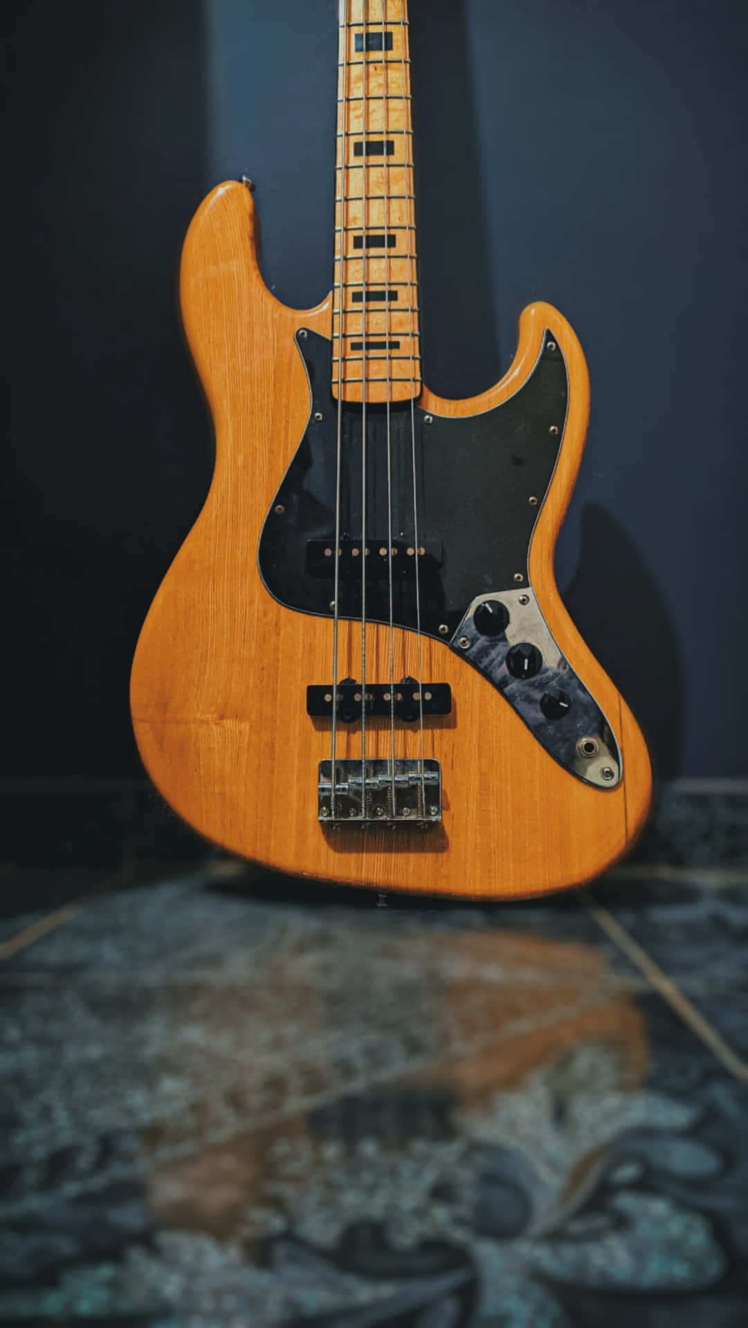 An iconic bass guitar with gorgeous detail. Wallpaper