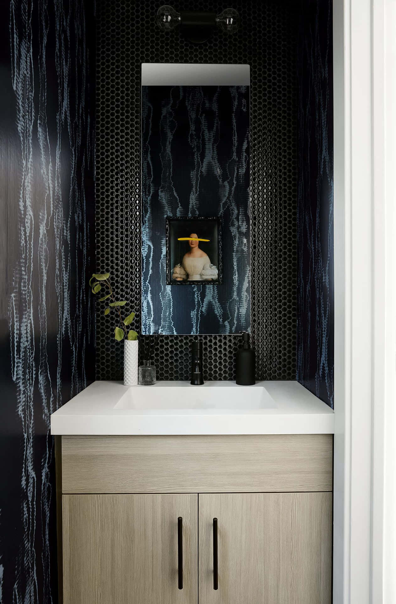 Sorte vægge senke badeværelse dekor billede blå