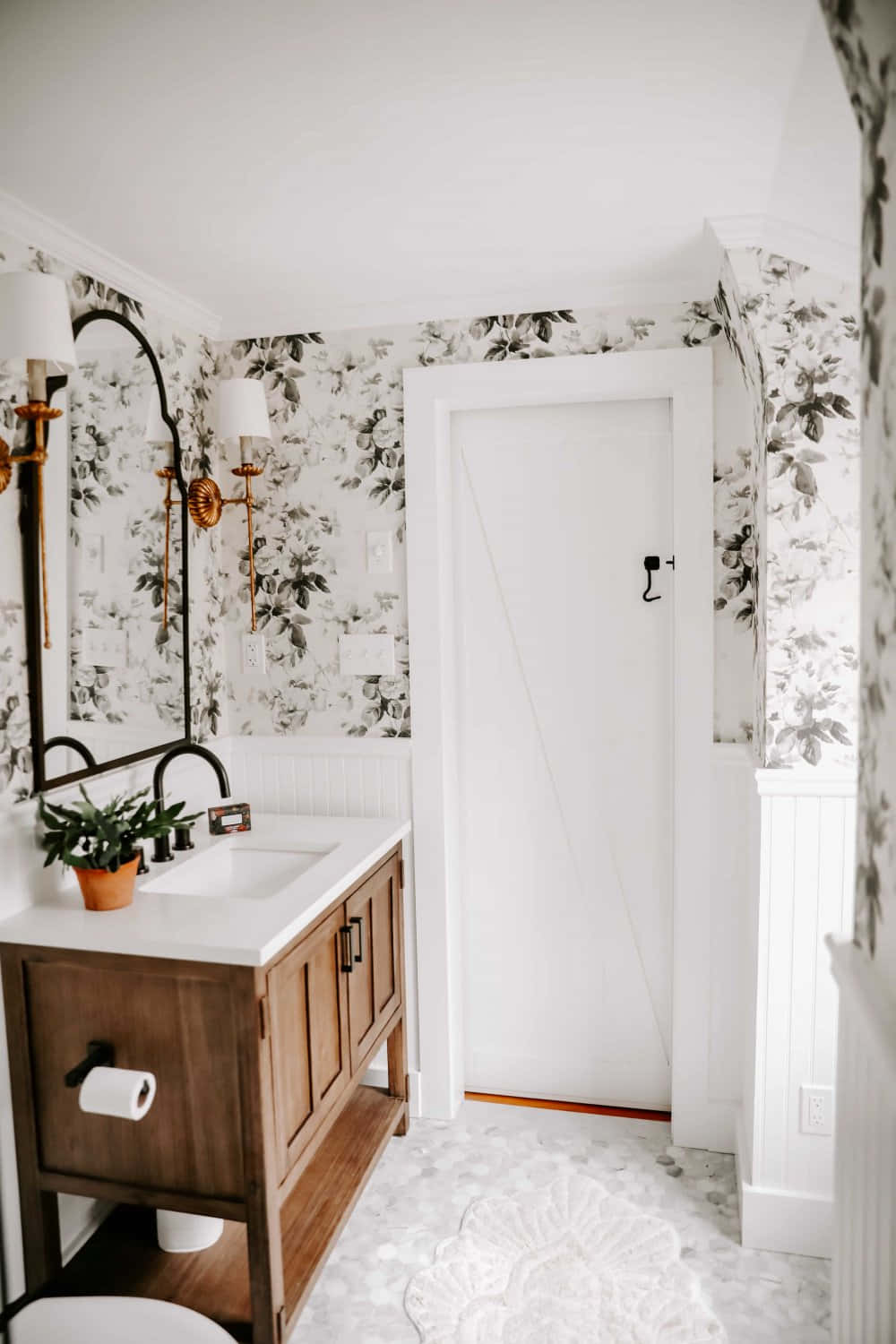 Ren hvid blommemønster badeværelsesdekoration billedet