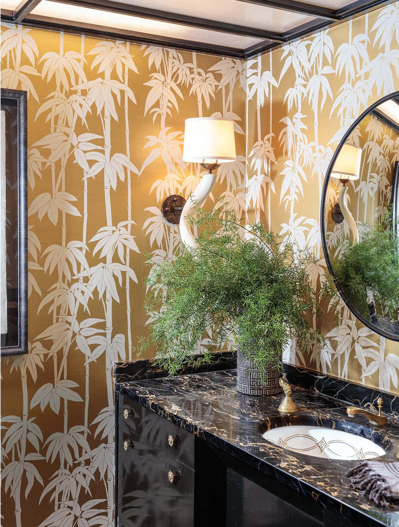 Guld tropisk tapet badeværelse dekor billede.