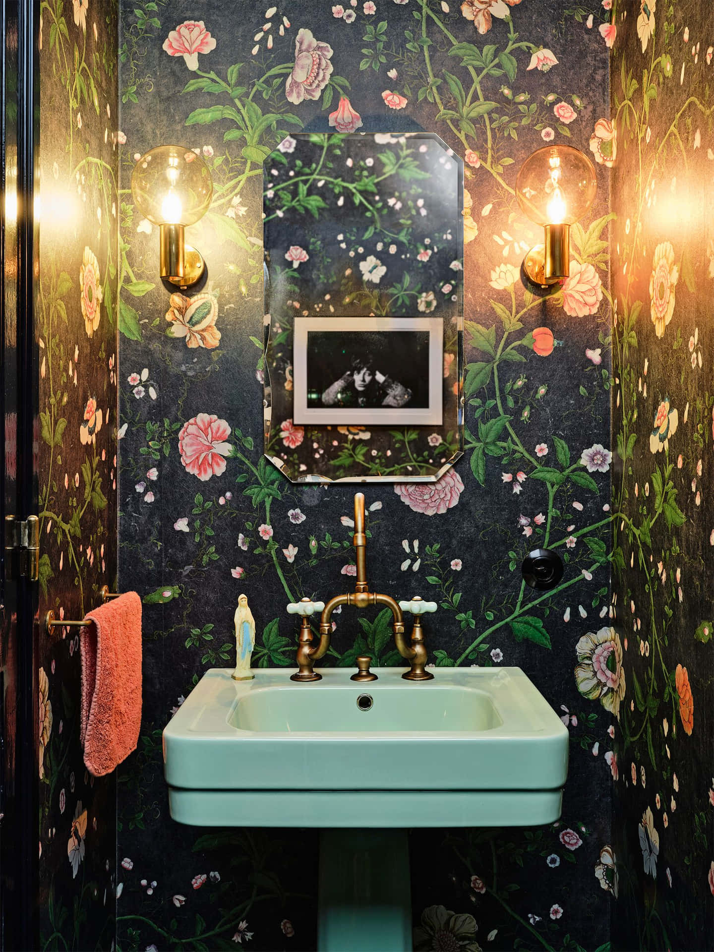 Dunklesblumen-wallpaper Für Badezimmereinrichtungsfotos.