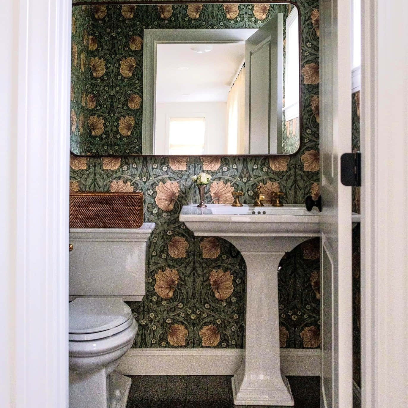 Elegant and Spacious Bathroom Decor