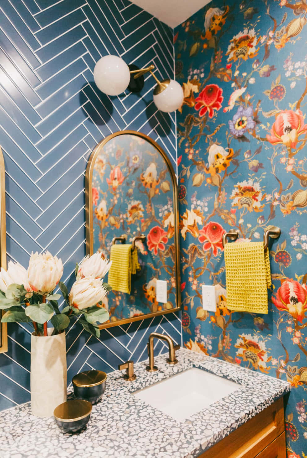 Schönesbild Von Orangenen Blumen Als Badezimmer-dekor