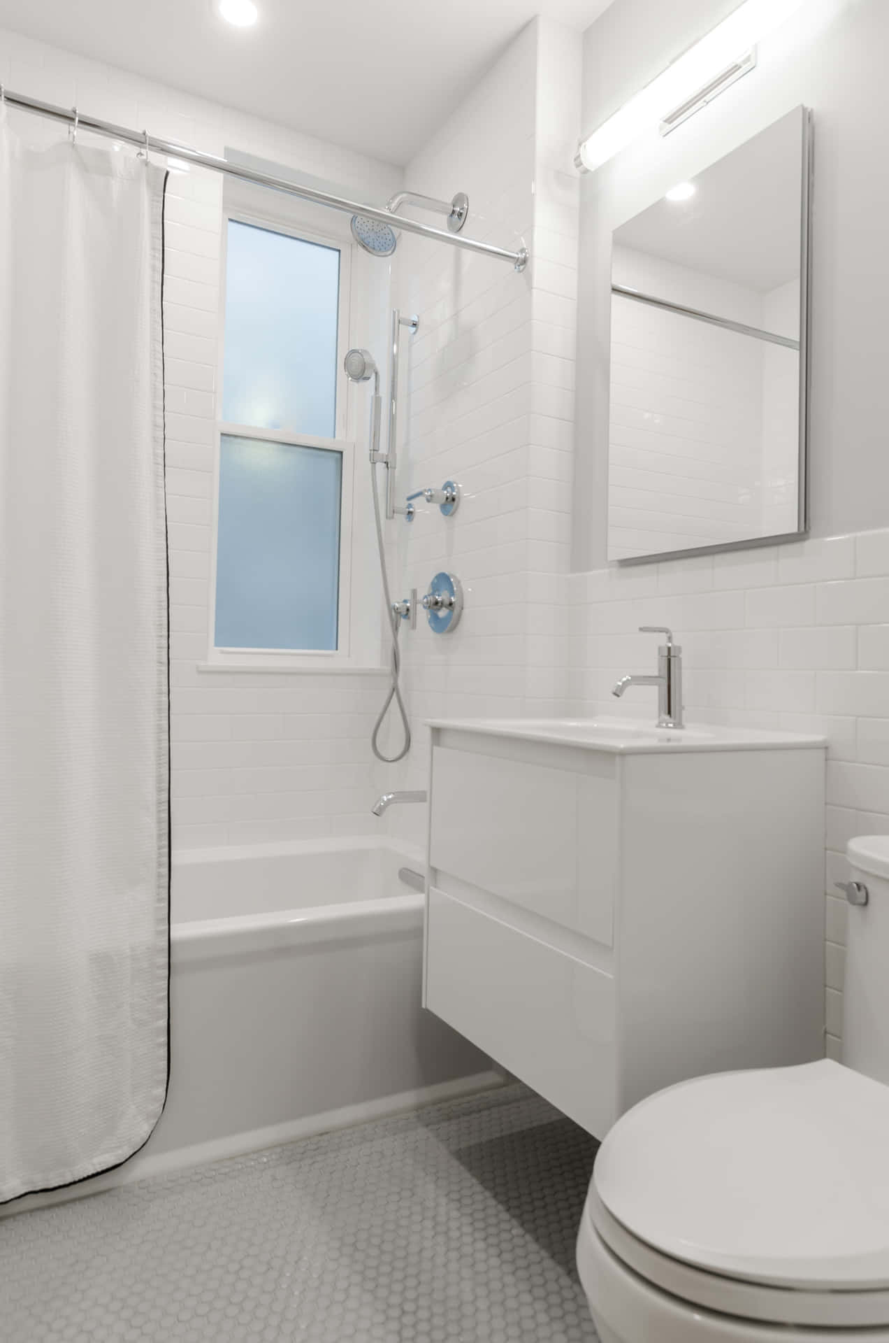 Unverziertesbild Eines Ganz In Weiß Gehaltenen Badezimmers.