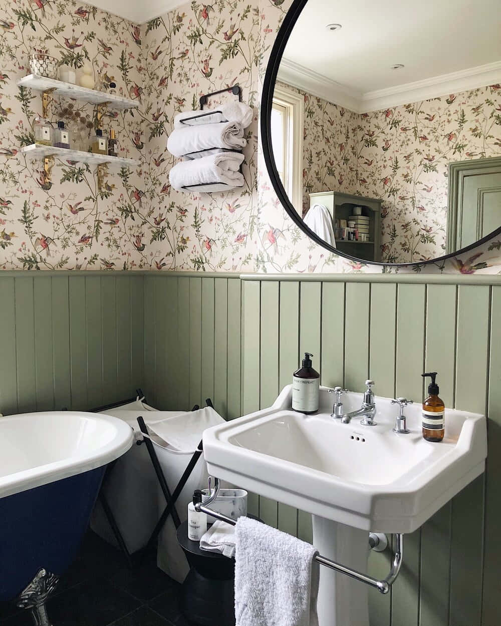 Einenentspannten Moment Im Badezimmer Eines Modernen Zuhauses Genießen
