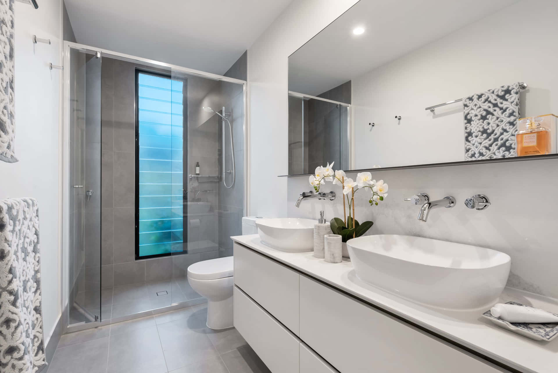 White Vanity For Bathroom Design Picture