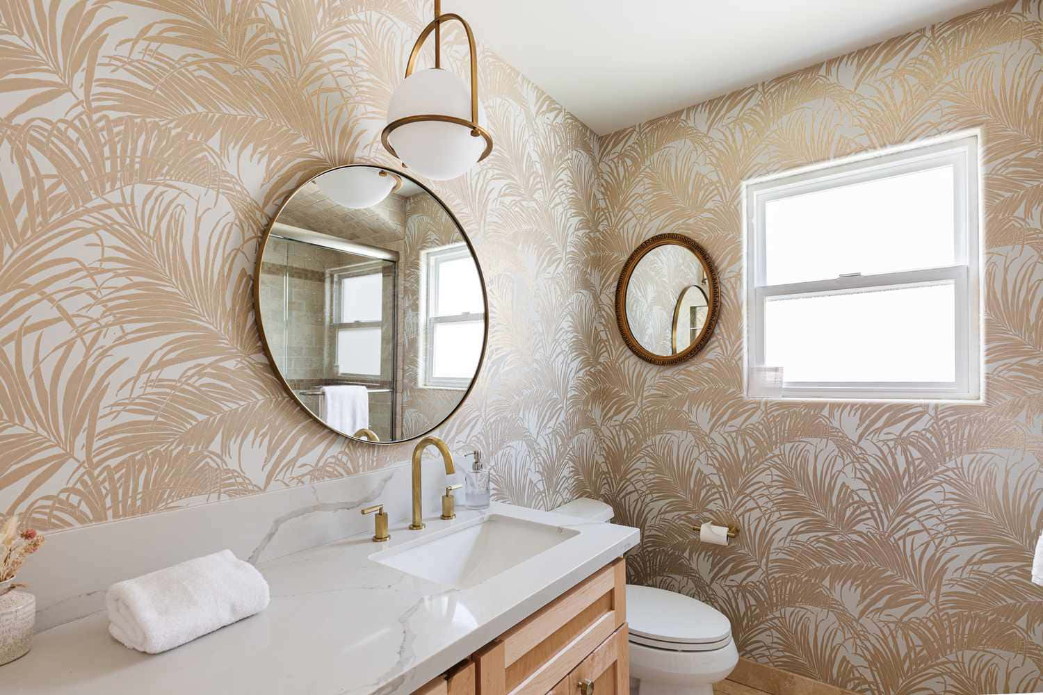 Et moderne og hyggeligt badeværelse, dekoreret for at hjælpe dig med at slappe af efter en lang dag.