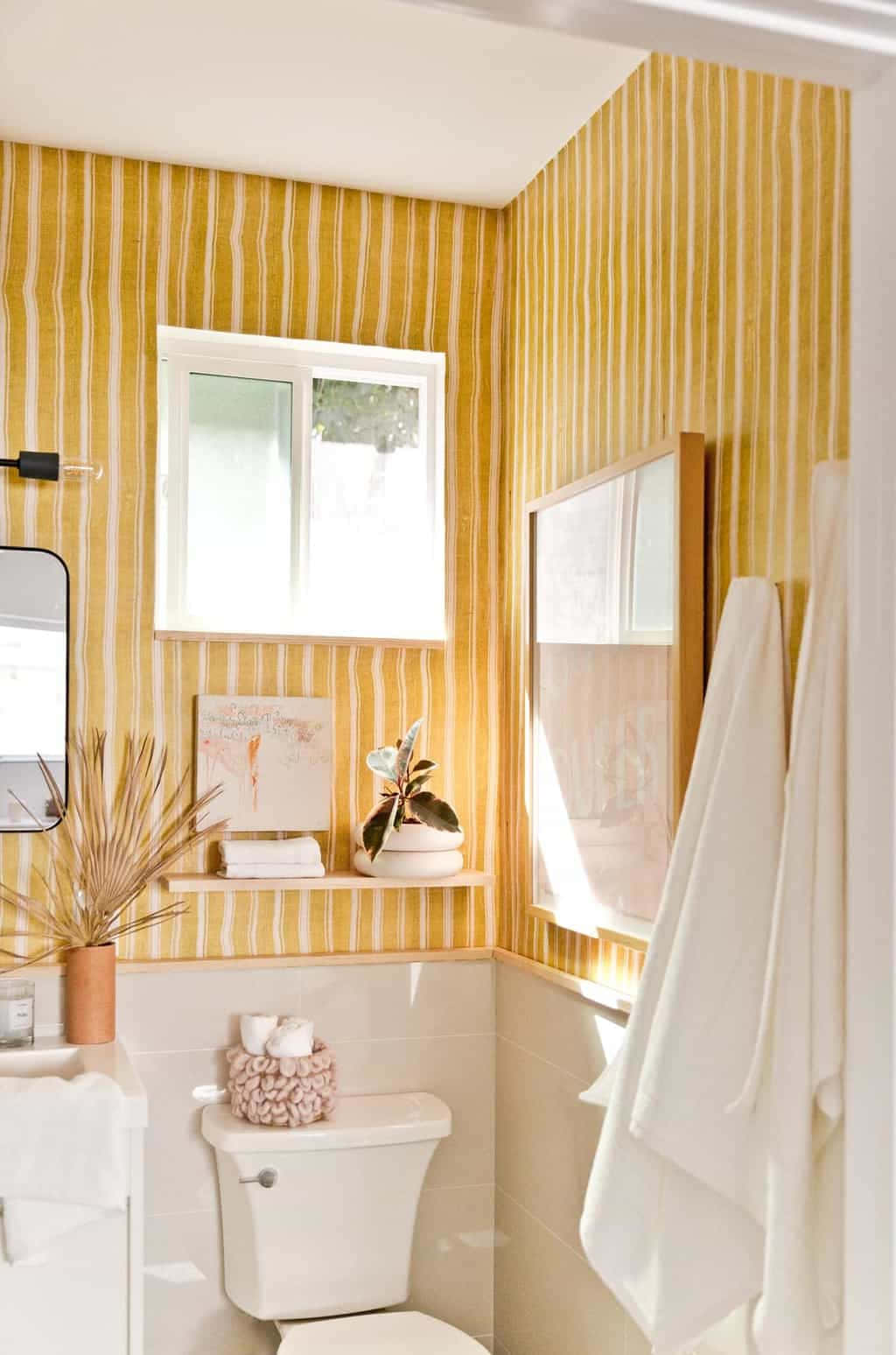 Badezimmermit Gelb Gestreiften Gemusterten Wänden Wallpaper