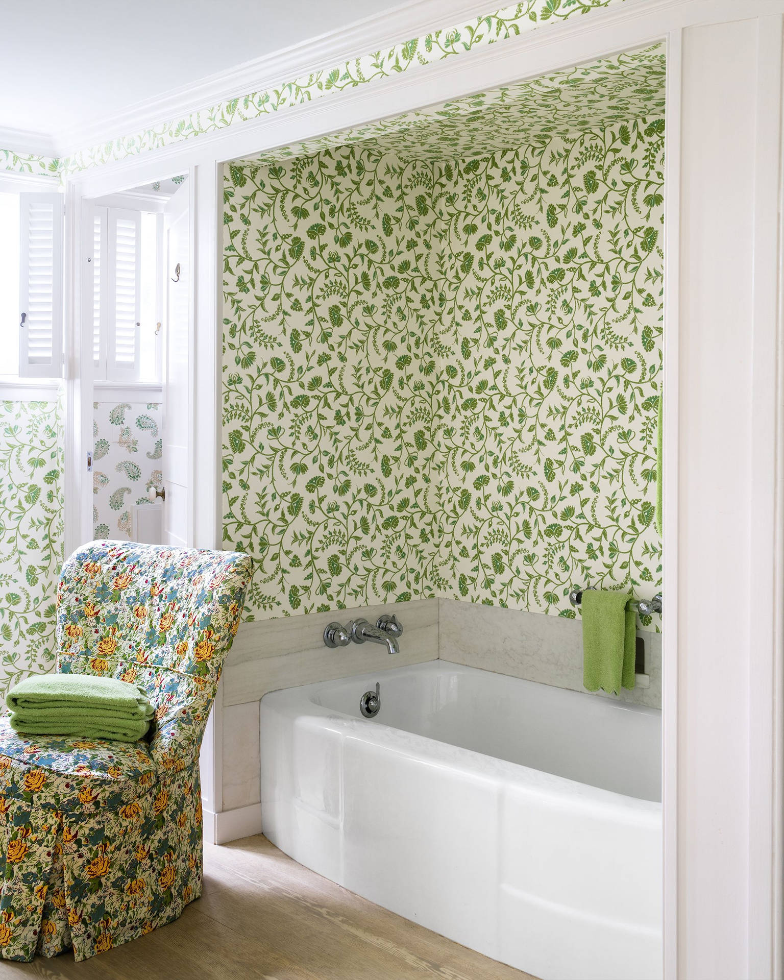 Bathtub Flowery Green Room Wallpaper Wallpaper