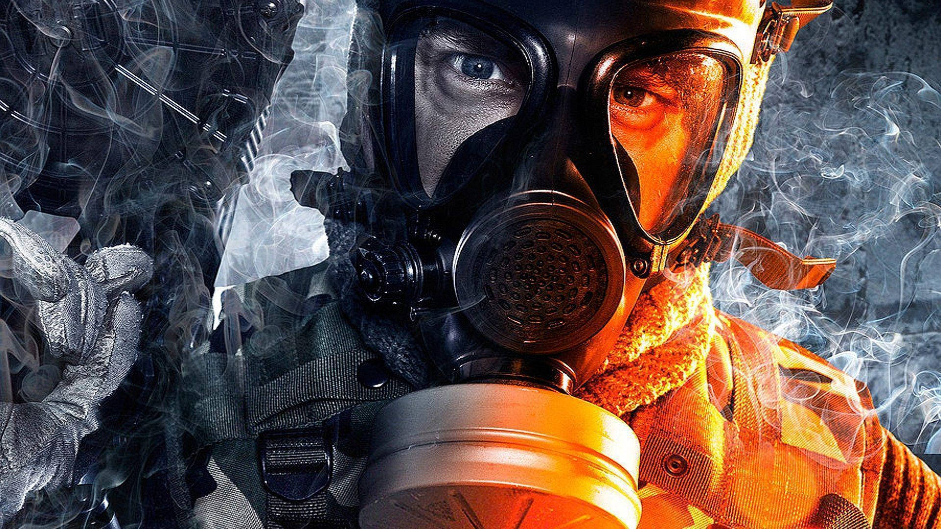 En mand i en gasmaske står i midten af et brølende ild Wallpaper