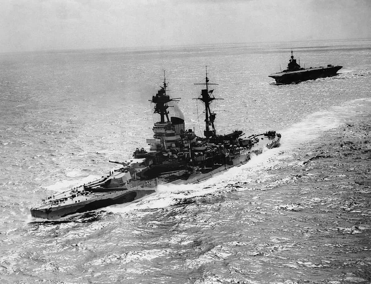 Iconicaguerra Naval: Un Buque De Guerra En El Mar.