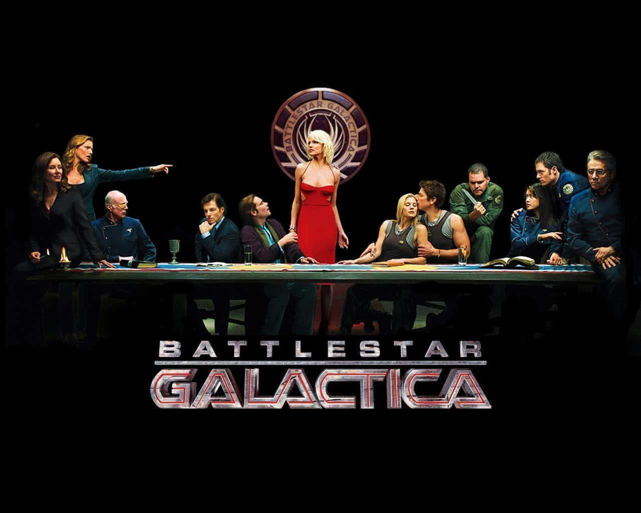 Battlestar Galactica HD Poster Tapet: Opdag det vintage scifi univers med dette HD-gartere Battlstar Galactica-plakat Tapet. Wallpaper