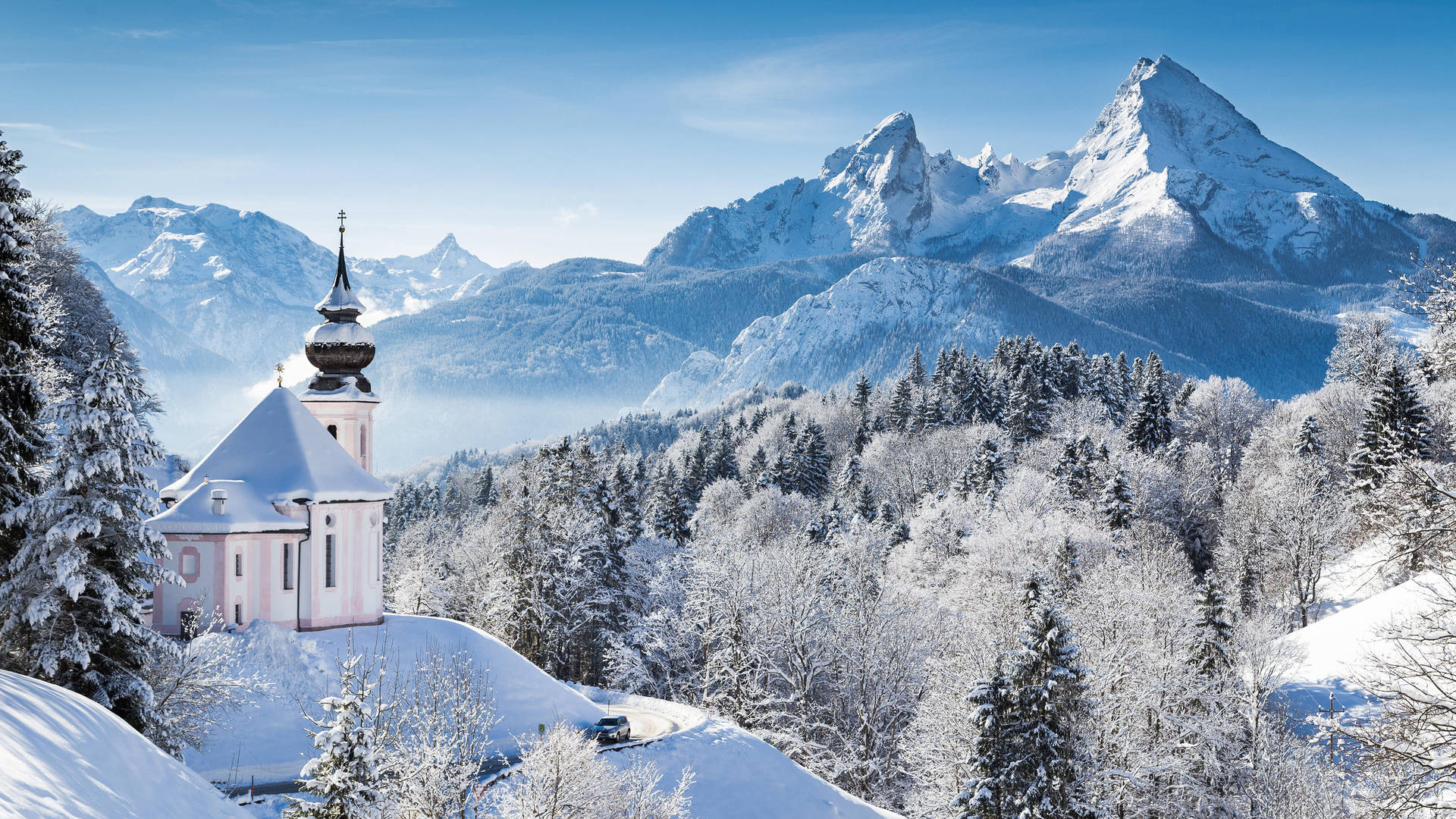 Alperne i Bayern i vinter med snefald Wallpaper