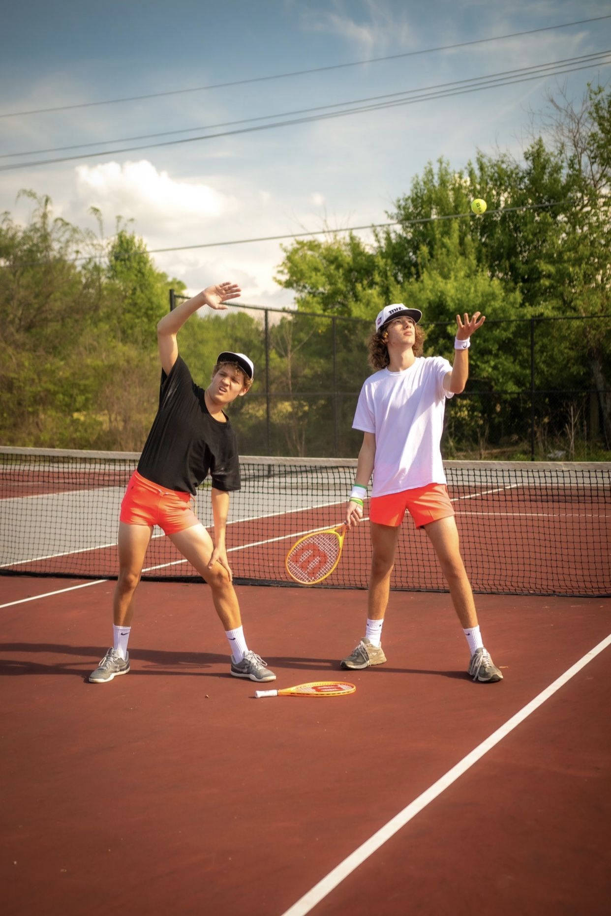 Baylen Levine og Kyle Tennis Outfit Wallpaper: Wallpaper