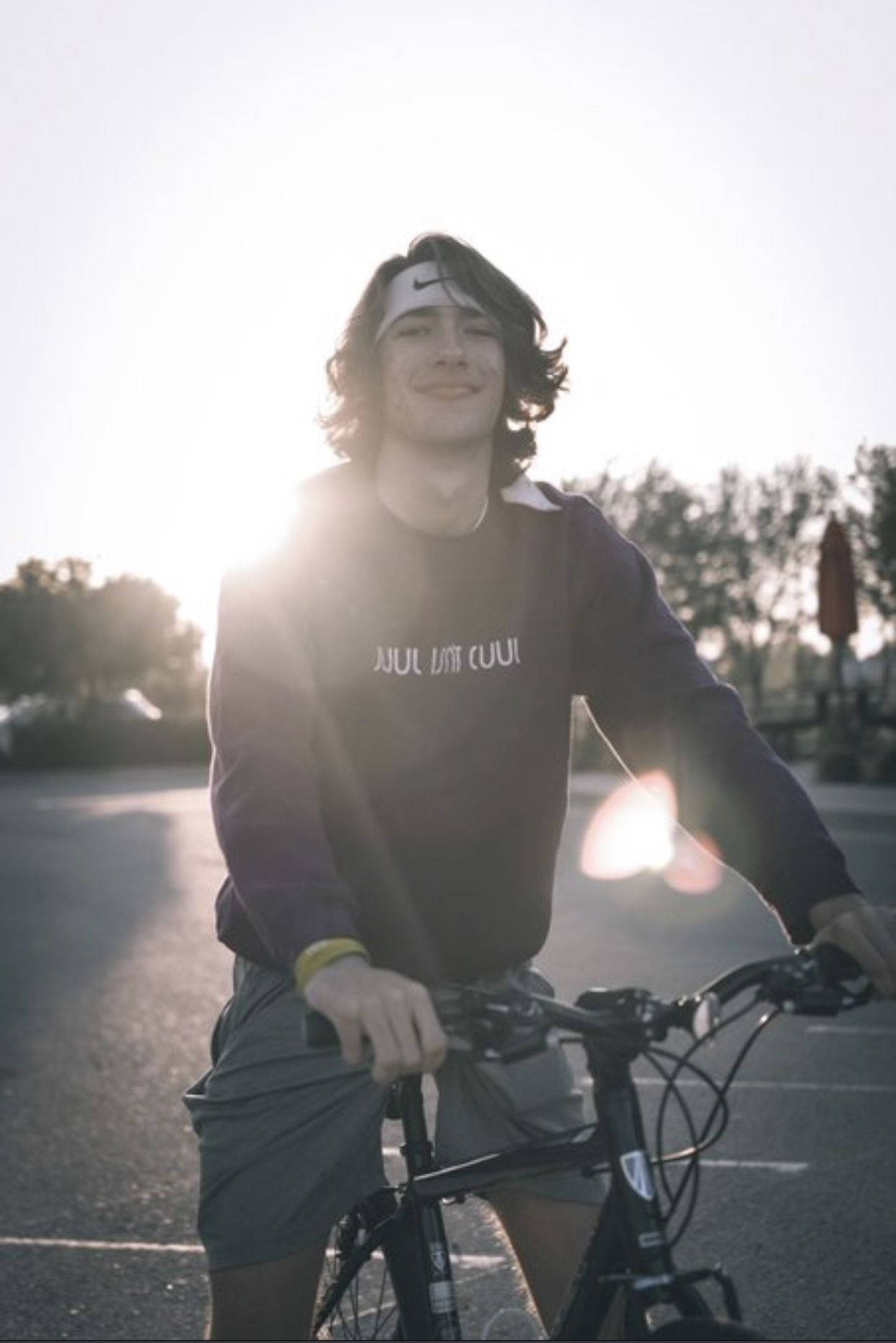 Sesiónfotográfica De Baylen Levine En Bicicleta Fondo de pantalla