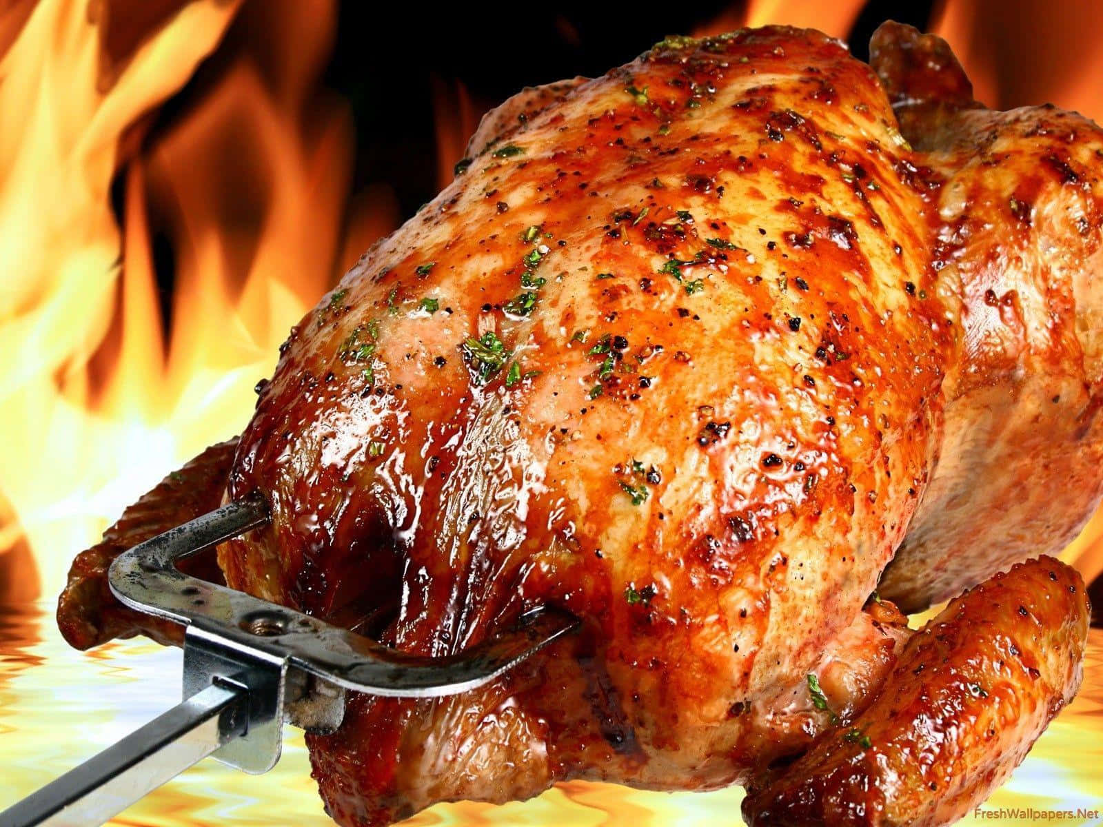 En kylling bliver kogt på en grill.