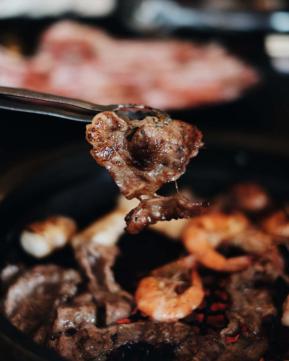 En gaffel bruges til at samle kød og rejer op.