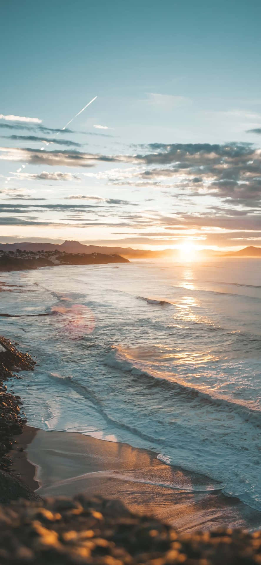 Solen og havet kommer sammen for at skabe en perfekt strand æstetik. Wallpaper