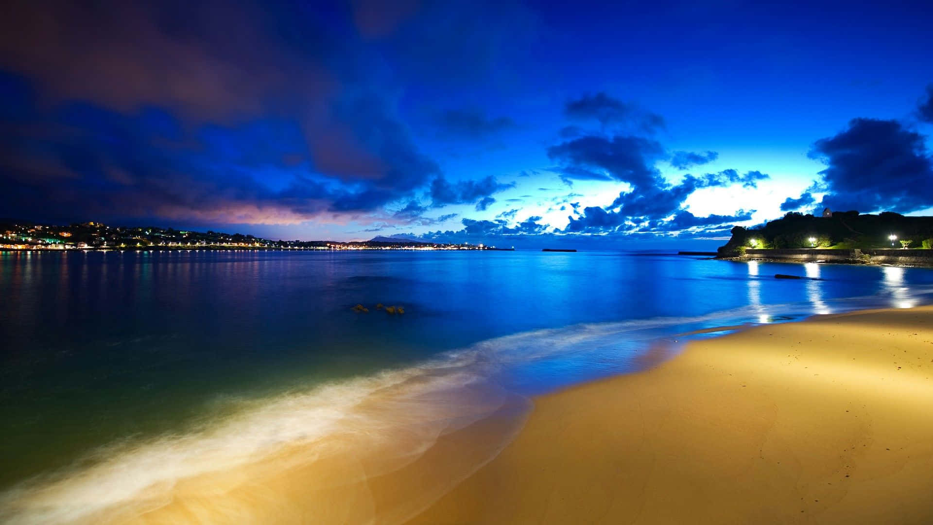 Fondode Pantalla De La Playa Costa Por La Noche
