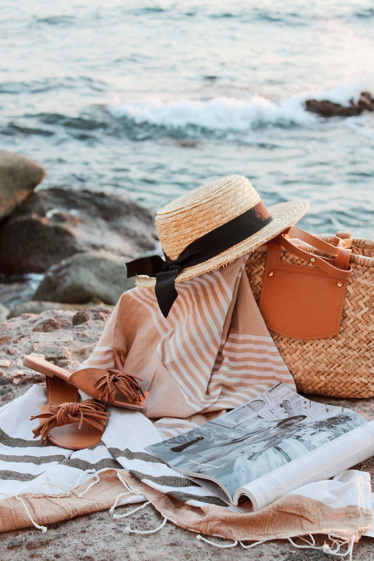 Unaelegante Bolsa De Playa En La Orilla Soleada. Fondo de pantalla