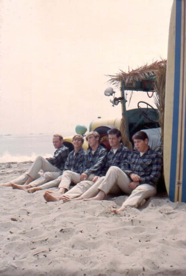 Tenueabbinata Dei Beach Boys Sulla Spiaggia. Sfondo