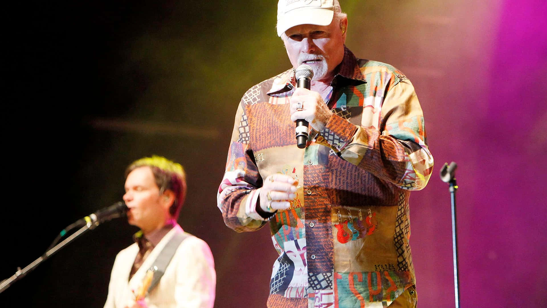 An iconic performance by Mike Love from Beach Boys in Tuscaloosa Wallpaper