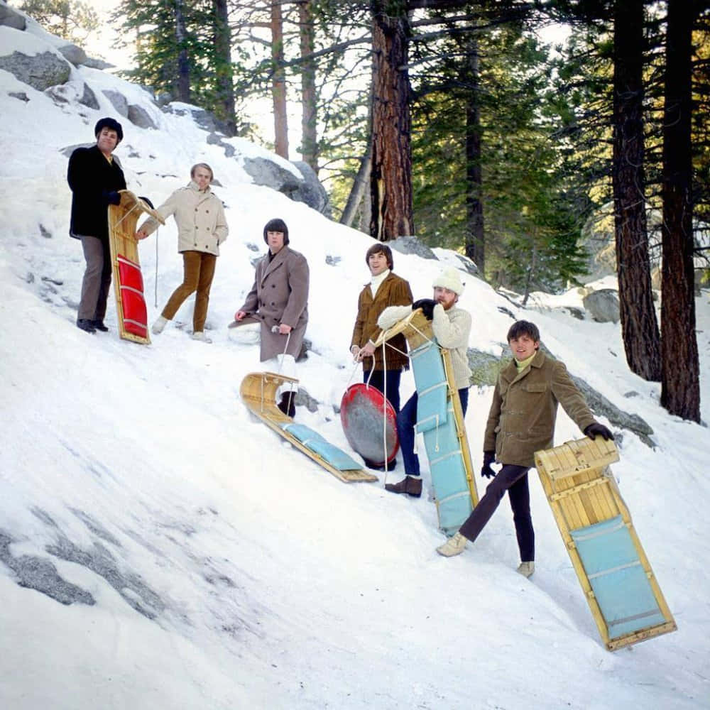 Sciatoredei Beach Boys Sulla Neve In Pendenza Invernale. Sfondo