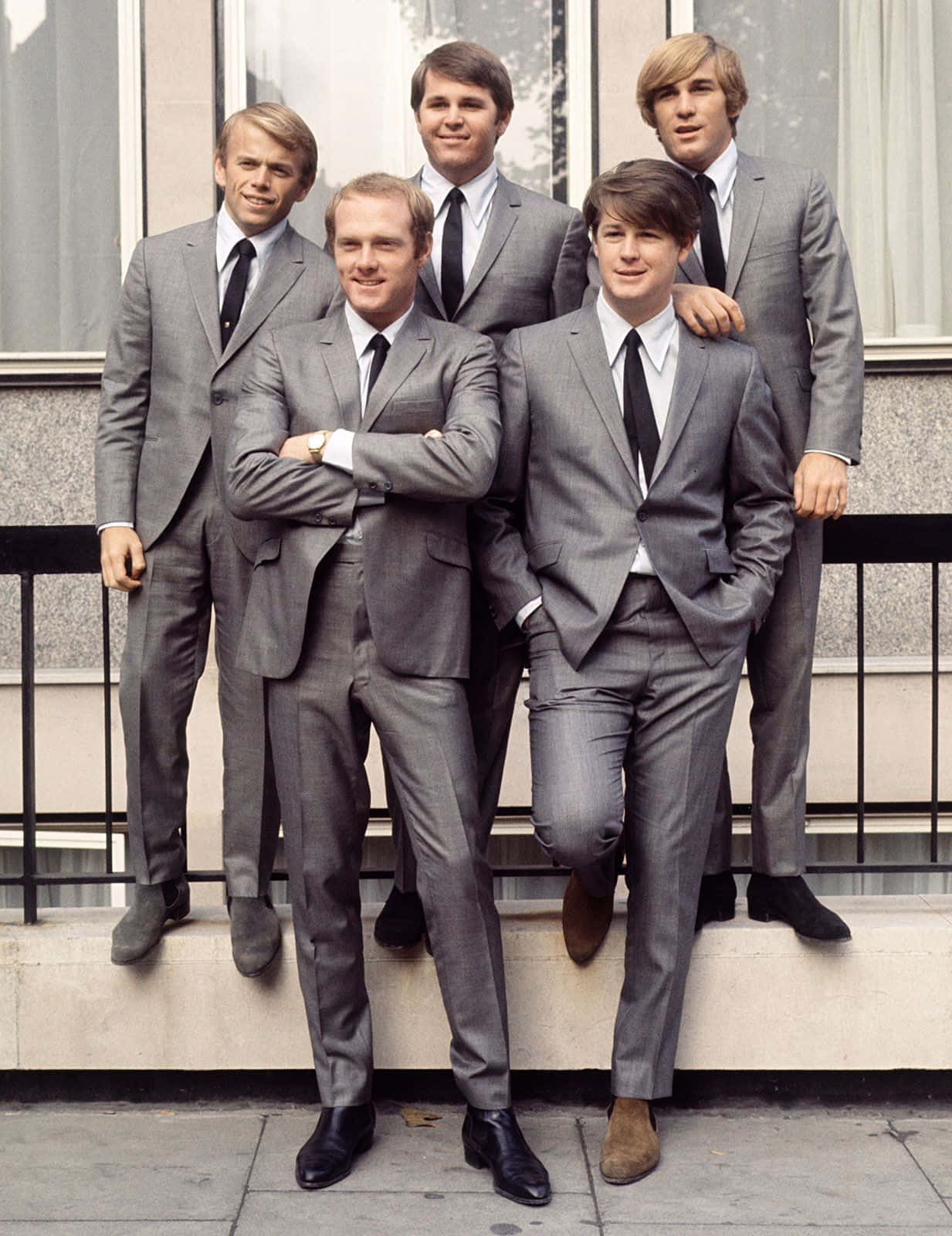 Retratode Los Beach Boys En Londres 1966 Con Trajes Elegantes Fondo de pantalla