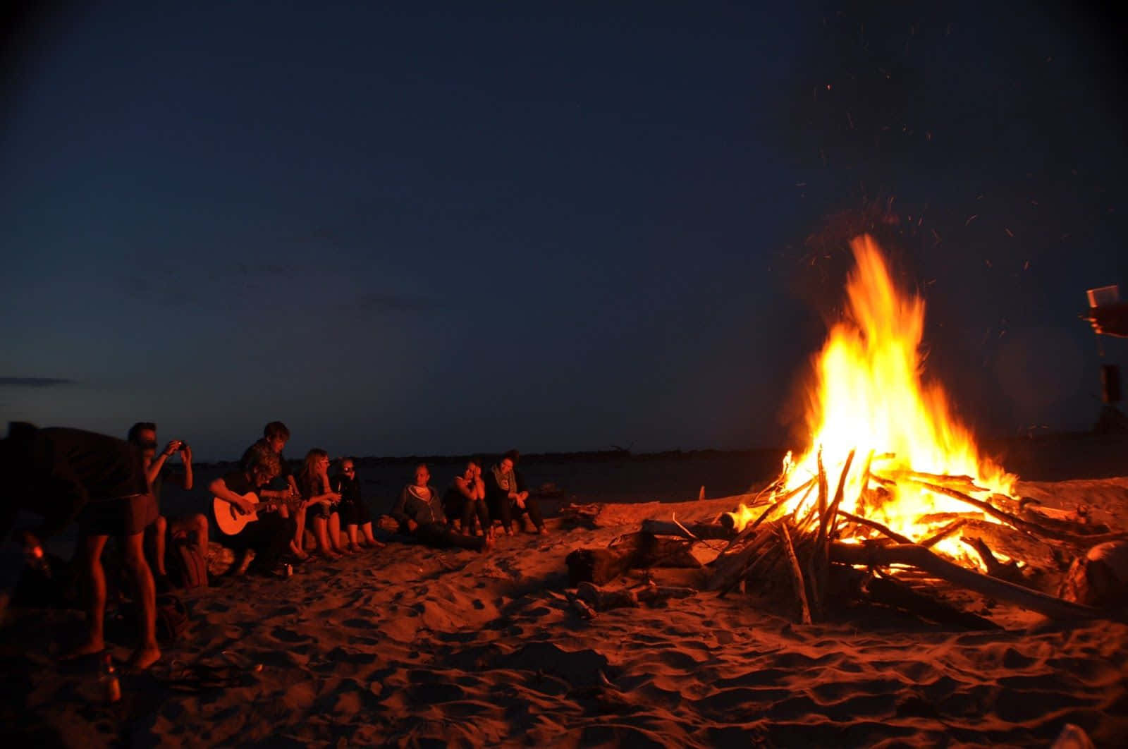 Experienciaserena De Camping En La Playa Bajo Un Cielo Estrellado. Fondo de pantalla