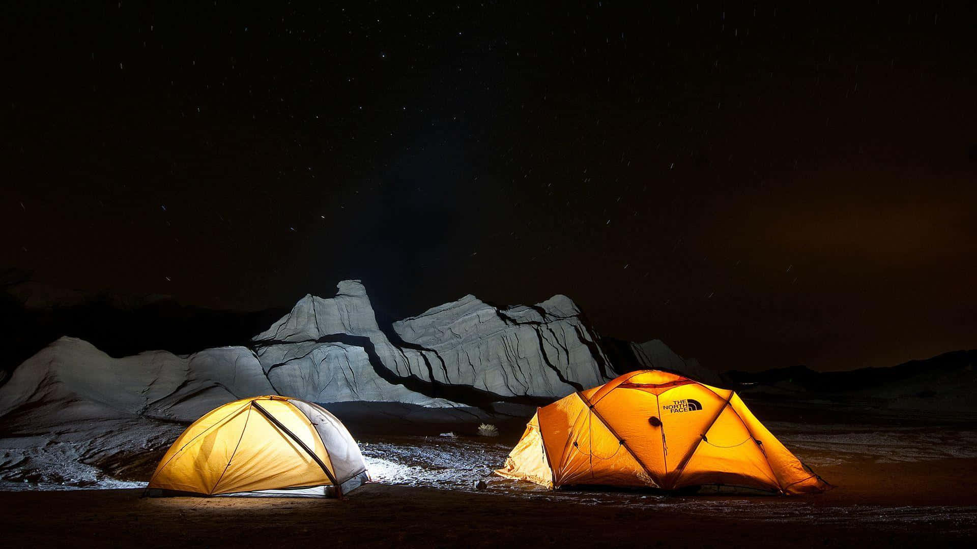 Gelukkige Strandcamping Onder De Sterren Achtergrond