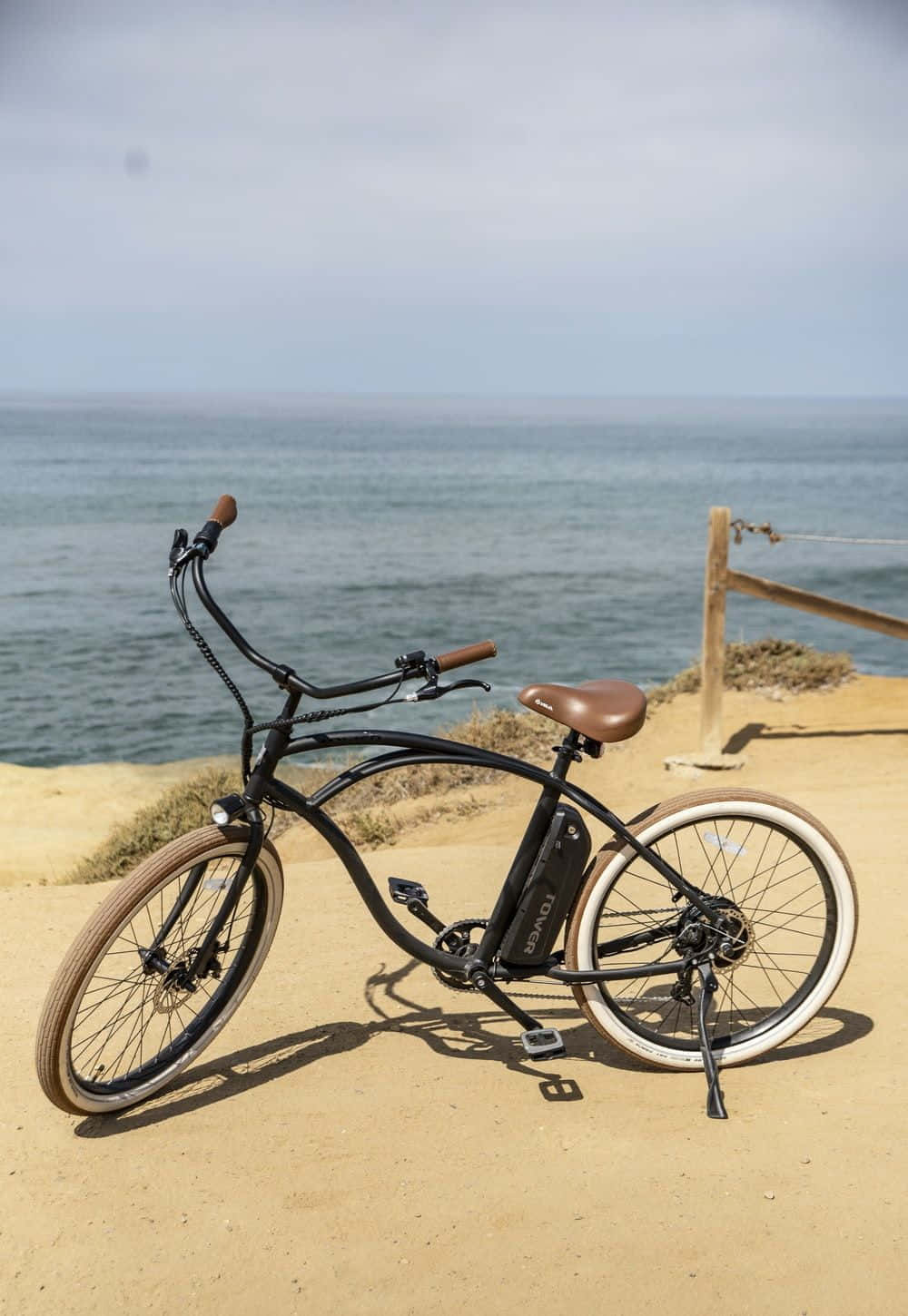 Sepeda Cruiser Pantai Diparkir Di Pantai Berpasir Saat Matahari Terbenam Yang Cerah Wallpaper