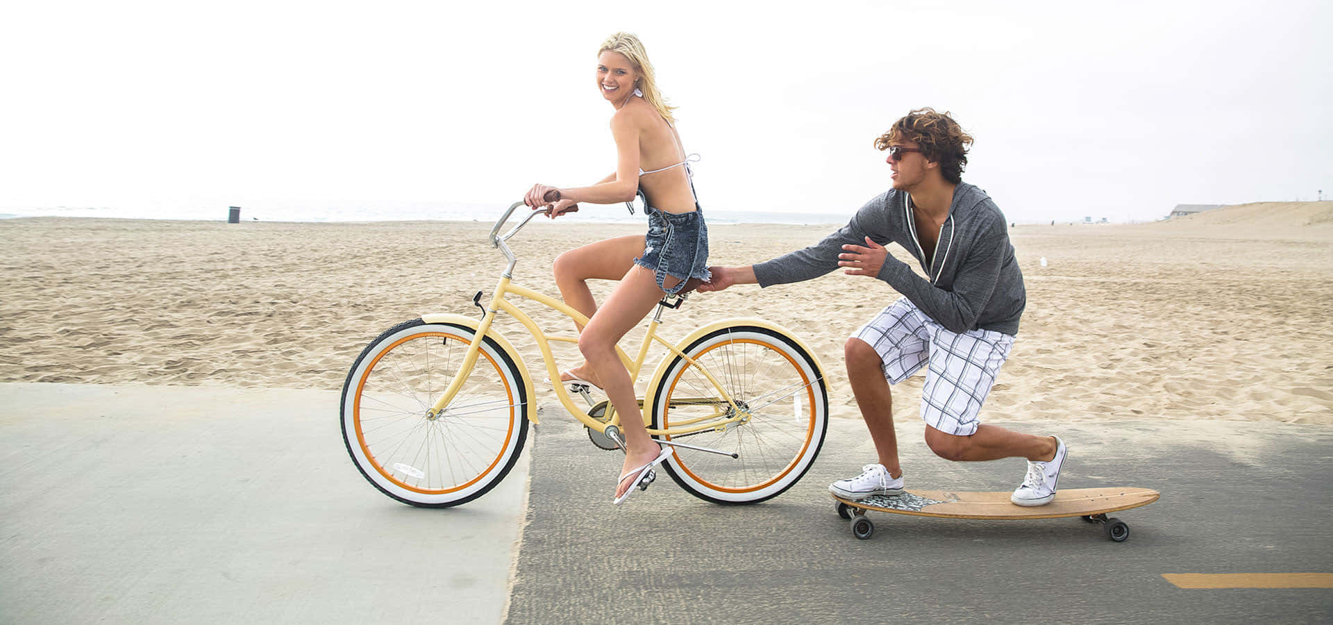 Een Vintage Strand Cruiser Fiets Op Een Zandstrand Bij Zonsondergang Achtergrond