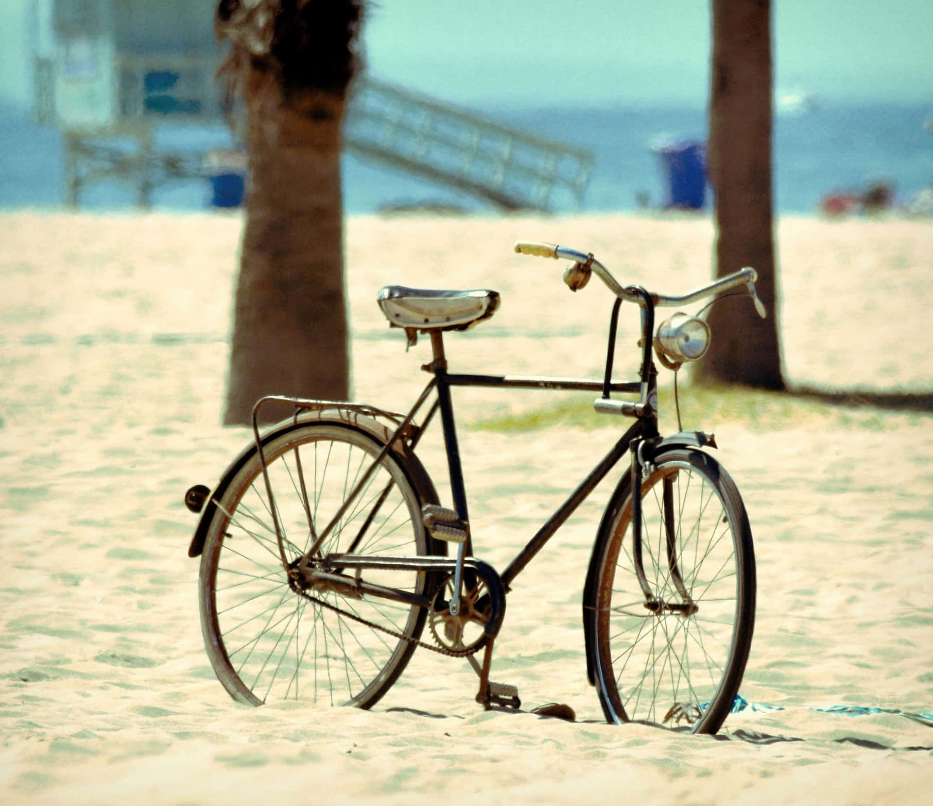 Bicicletavintage De Playa Junto Al Mar Fondo de pantalla