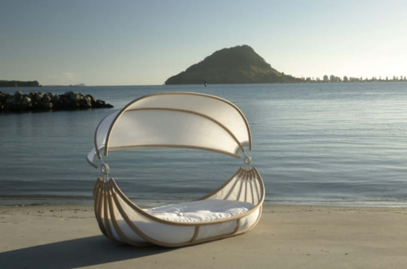 Díade Relax En La Playa Con Cama Junto Al Mar. Fondo de pantalla