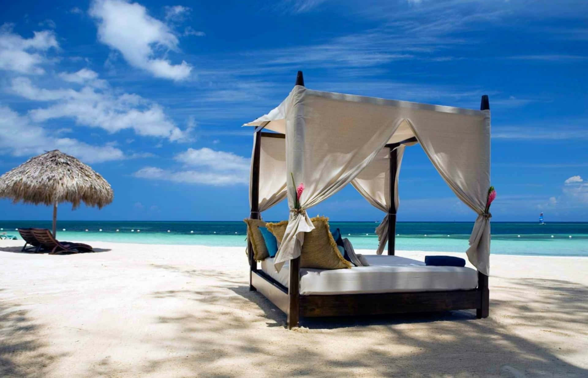 Retirode Cama De Día Relajante En La Playa Fondo de pantalla