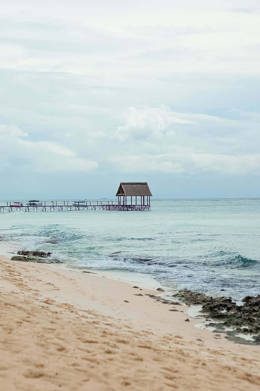 Cabañasde Playa Vibrantes Y Coloridas En La Orilla Del Mar Fondo de pantalla